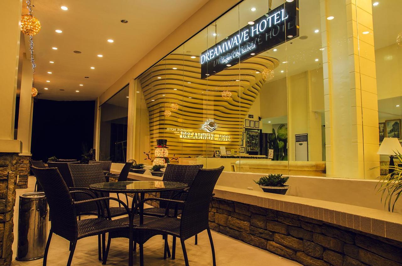Dreamwave Hotel Ilagan Buitenkant foto